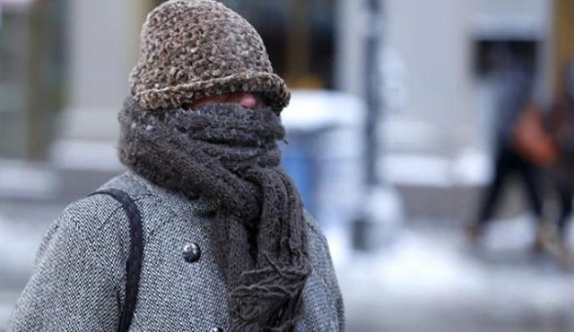 imagendeunamuchachamuyabrigadaporelfrio