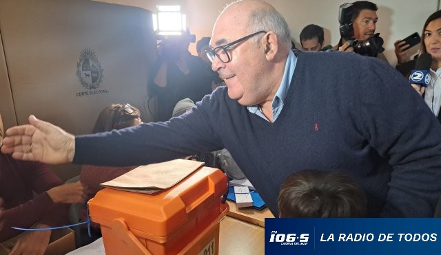Abella saluda votando