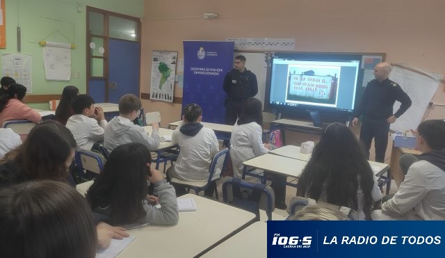 Charla policía la capuera