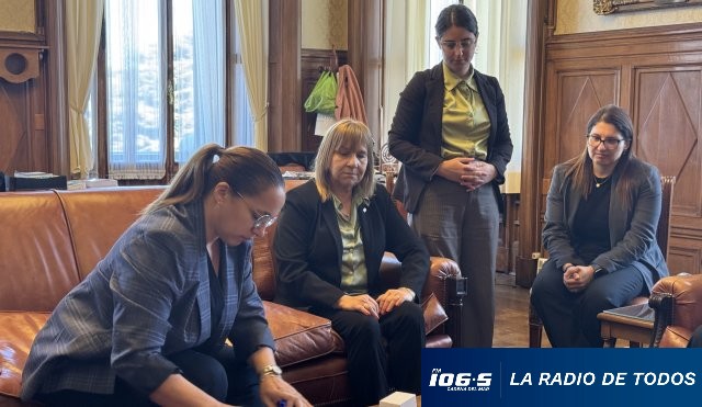 Verónica Robaina firma acuerdo