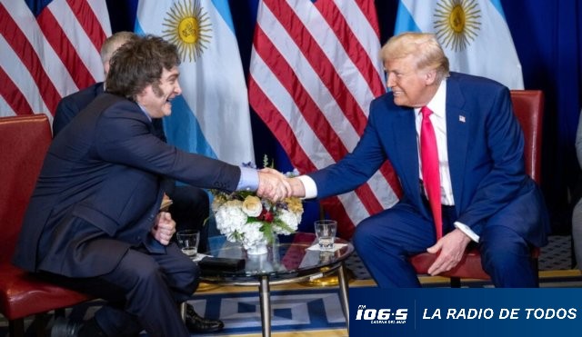 Milei Trump dándose la mano