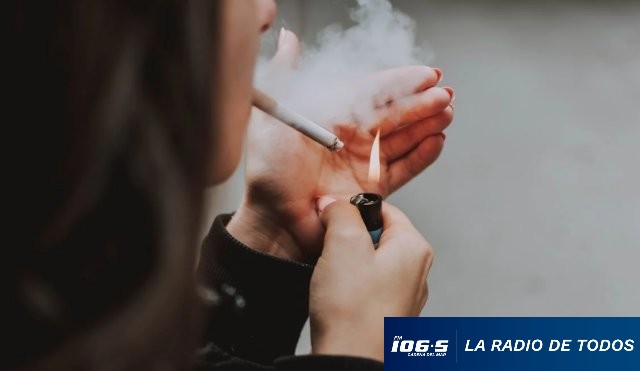 Persona fumando cigarrillo tabaco 