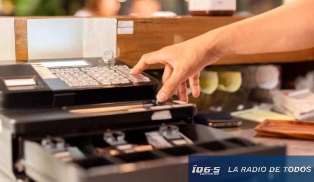 robando caja registradora