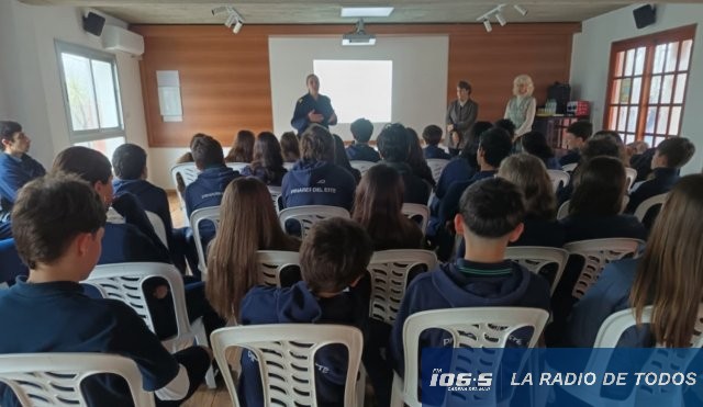 Colegio Pinares del Este (Maldonado): alumnos recibieron charla sobre seguridad ciudadana y riesgos en redes sociales.