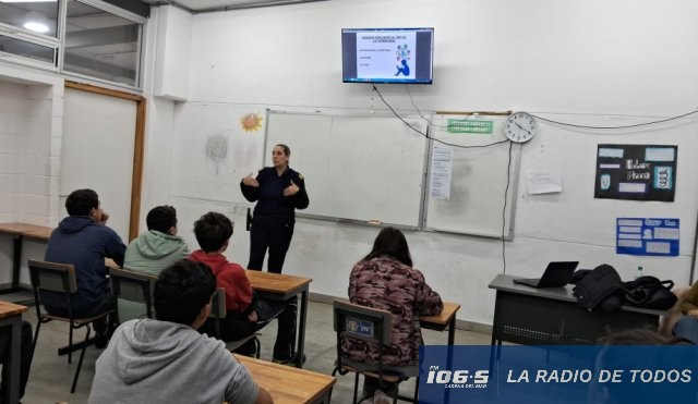 Seguridad ciudadana (Maldonado): Policía brindó charla sobre redes sociales a estudiantes.