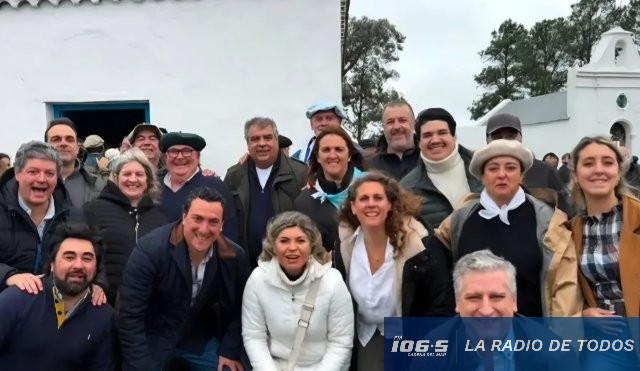 Estancia El Cordobés (Partido Nacional): bajo intensa lluvia y con marcha de jinetes celebraron su reinauguración.