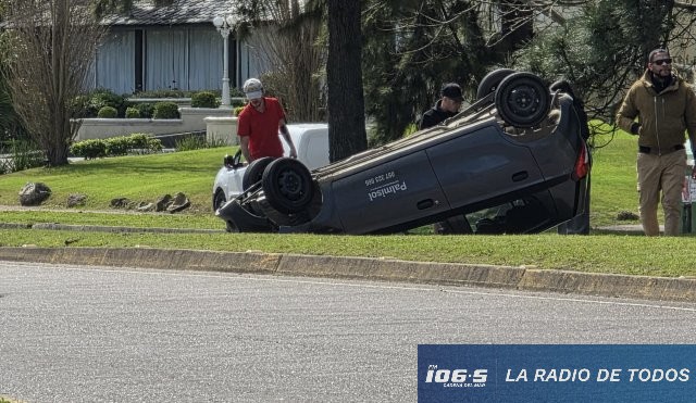 Vehículo volcó en Boulevard Artigas (Punta del Este): el conductor permanece en el interior y aguardan la llegada de Bomberos.